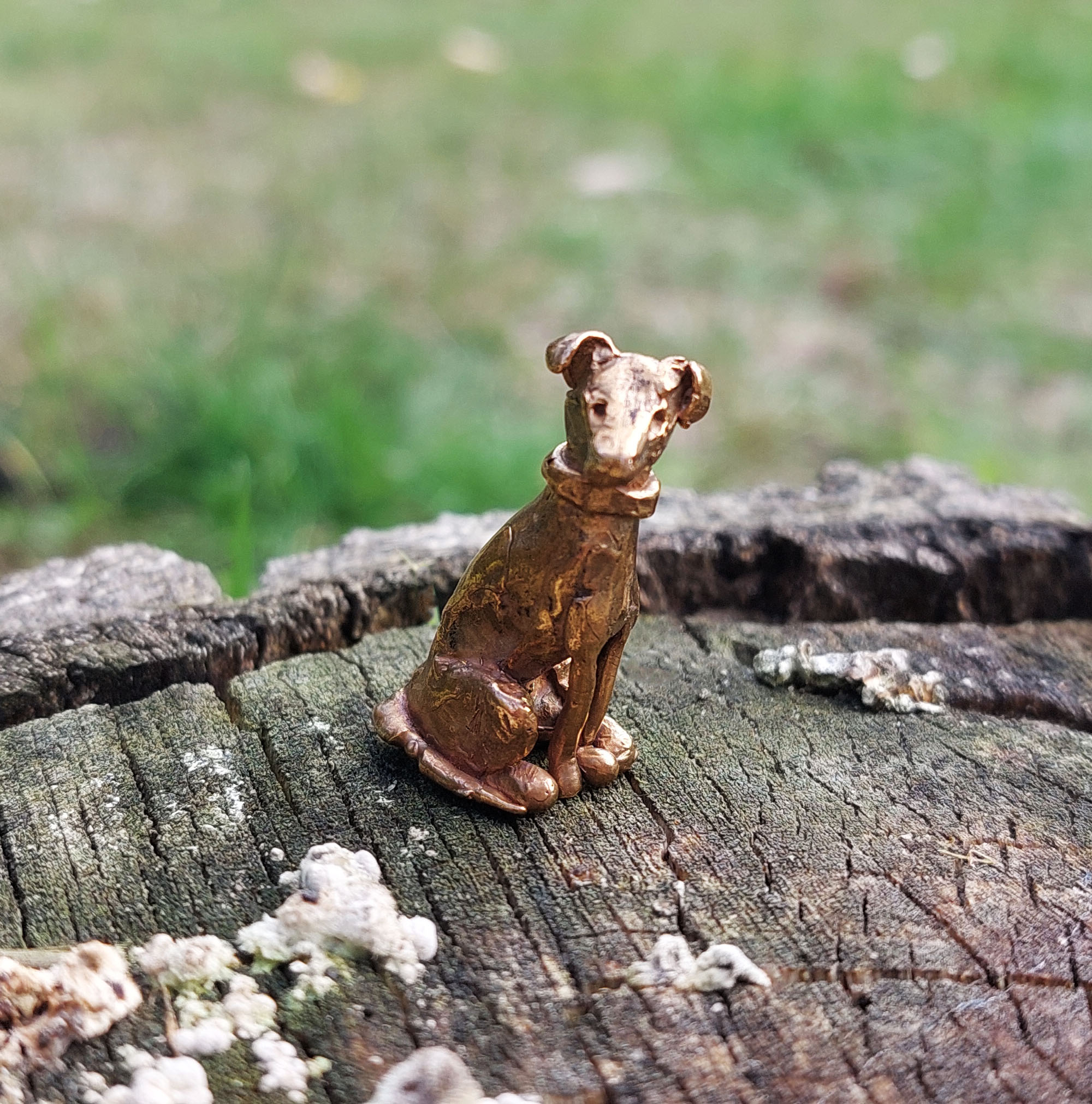 Precíziós öntéssel készült agár kutya figura.