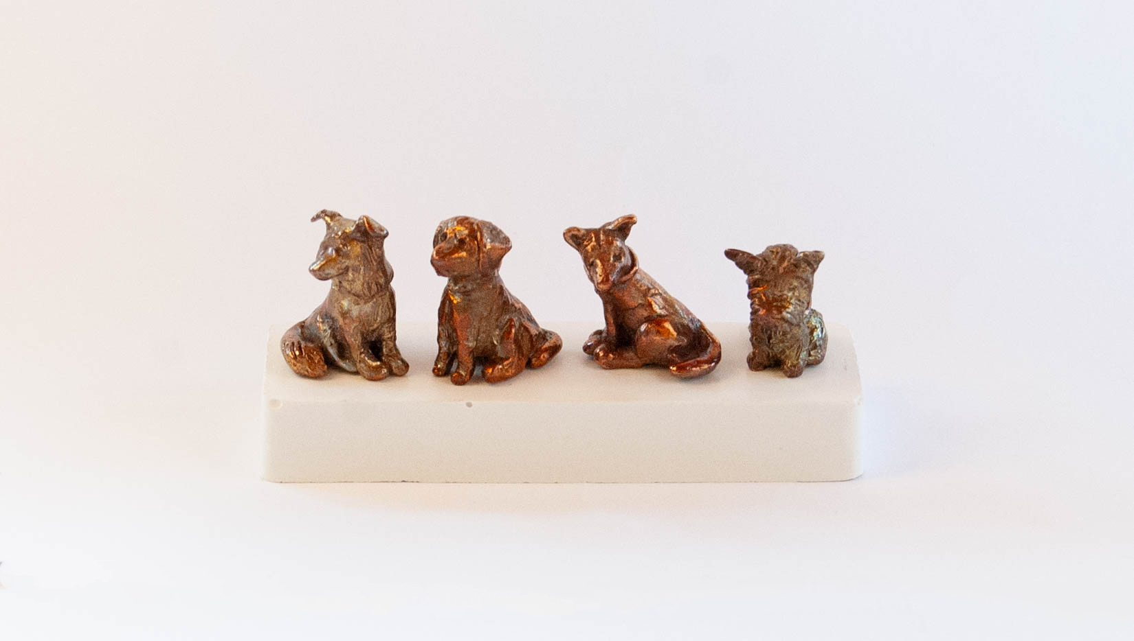 Precíziós öntéssel készült egyedi kutya figura.