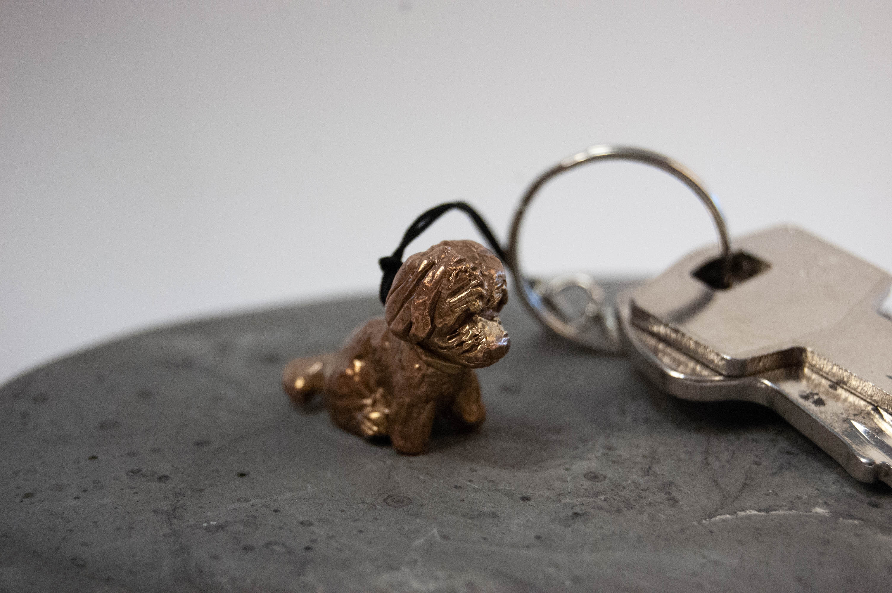 Precíziós öntéssel készült havanese kutya figura.