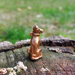 Precíziós öntéssel készült agár kutya figura.