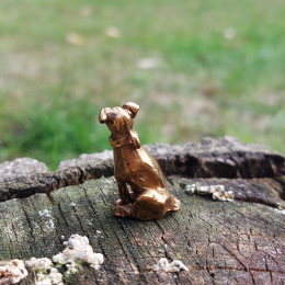 Precíziós öntéssel készült agár kutya figura.