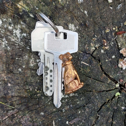 Precíziós öntéssel készült agár kutya figura.