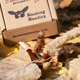 Precíziós öntéssel készült agár kutya figura.