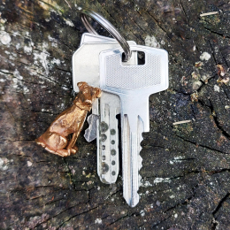 Precíziós öntéssel készült agár kutya figura.